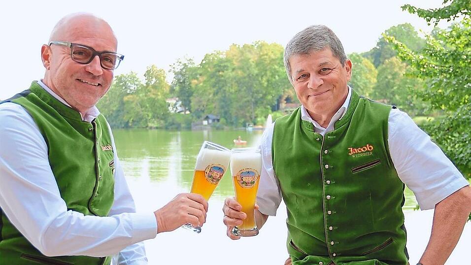 Auf die nächsten 20 Jahre: Humorist Josef „Bäff“ Piendl (rechts) und Brauereichef Marcus Jacob stoßen auf 20 Jahre Werbepartnerschaft, aber auch Freundschaft an. Auf die nächsten 20 Jahre: Humorist Josef „Bäff“ Piendl (rechts) und Brauereichef Marcus Jacob stoßen auf 20 Jahre Werbepartnerschaft, aber auch Freundschaft an.