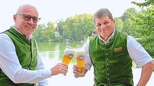 Auf die n&auml;chsten 20 Jahre: Humorist Josef &bdquo;B&auml;ff&ldquo; Piendl (rechts) und Brauereichef Marcus Jacob sto&szlig;en auf 20 Jahre Werbepartnerschaft, aber auch Freundschaft an.