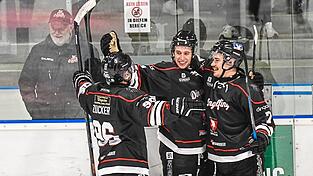 David Zucker, Mitch Walinski und Dominik König jubeln über den Sieg. David Zucker, Mitch Walinski und Dominik König jubeln über den Sieg.