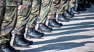 Eine von der CSU-Landtagsfraktion geforderte bundesweit verpflichtende 'Gesellschaftszeit' soll nicht nur für die Bundeswehr gelten.