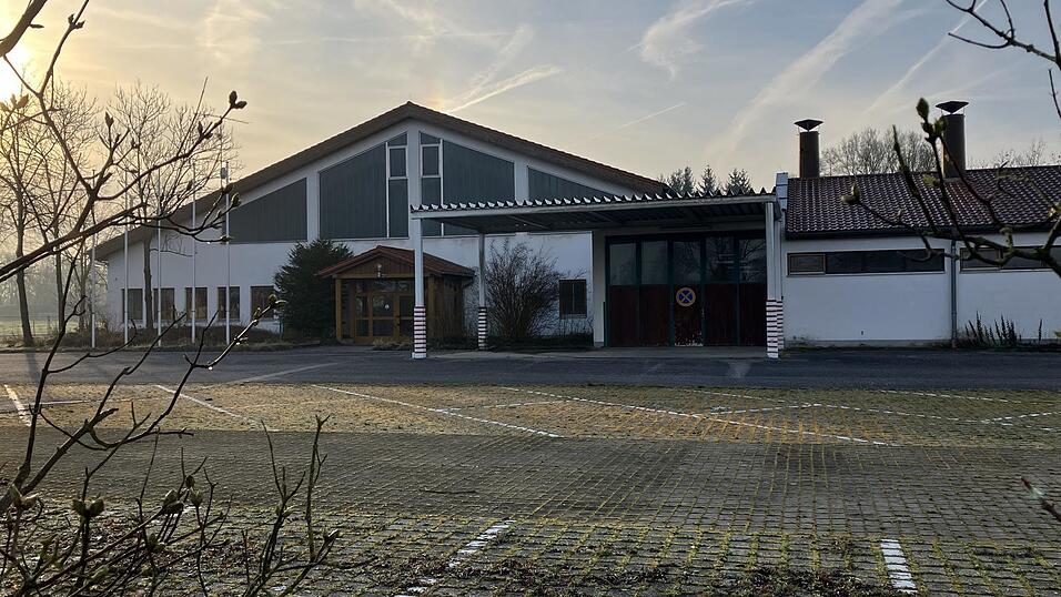 Auf dem Gelände der ehemaligen Zuchtviehversteigerungshalle im Ortsteil Kagers wird es wohl so schnell kein Seniorenheim St. Nikola geben. Der Stiftungsrat der Bürgerspitalstiftung hat sich dagegen ausgesprochen, entscheiden muss der Stadtrat. Auf dem Gelände der ehemaligen Zuchtviehversteigerungshalle im Ortsteil Kagers wird es wohl so schnell kein Seniorenheim St. Nikola geben. Der Stiftungsrat der Bürgerspitalstiftung hat sich dagegen ausgesprochen, entscheiden muss der Stadtrat.