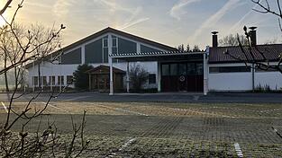 Auf dem Gel&auml;nde der ehemaligen Zuchtviehversteigerungshalle im Ortsteil Kagers wird es wohl so schnell kein Seniorenheim St. Nikola geben. Der Stiftungsrat der B&uuml;rgerspitalstiftung hat sich dagegen ausgesprochen, entscheiden muss der Stadtrat.