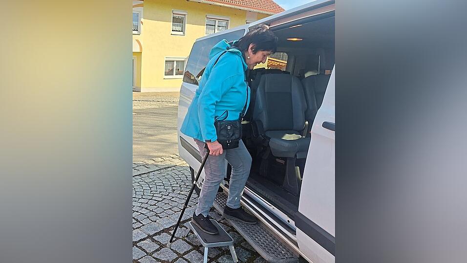 Um den Einstieg zu erleichtern, haben die Malteser einen Schemel dabei.