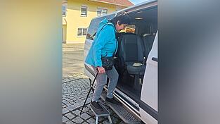 Um den Einstieg zu erleichtern, haben die Malteser einen Schemel dabei.