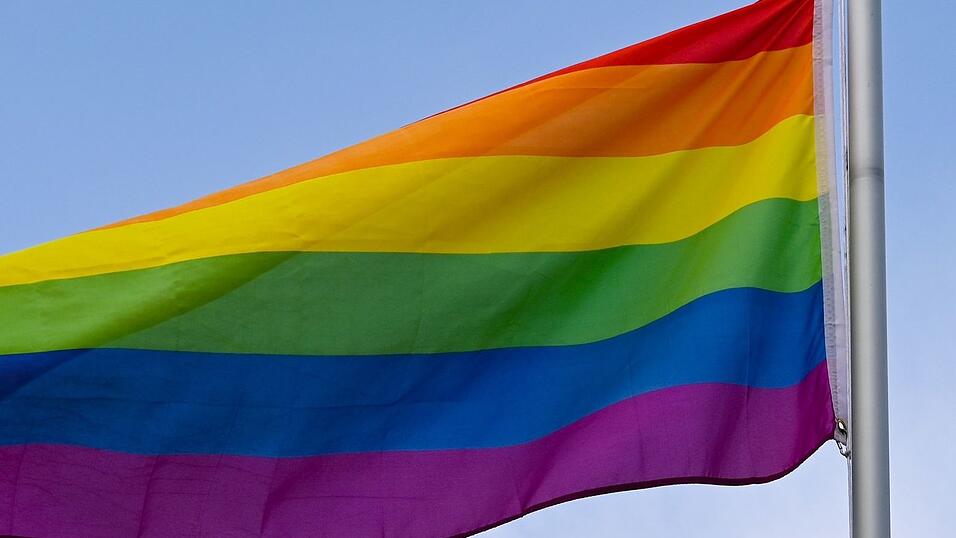 Die Regenbogenfahne gilt als Flagge der queeren Community. (Symbolbild)