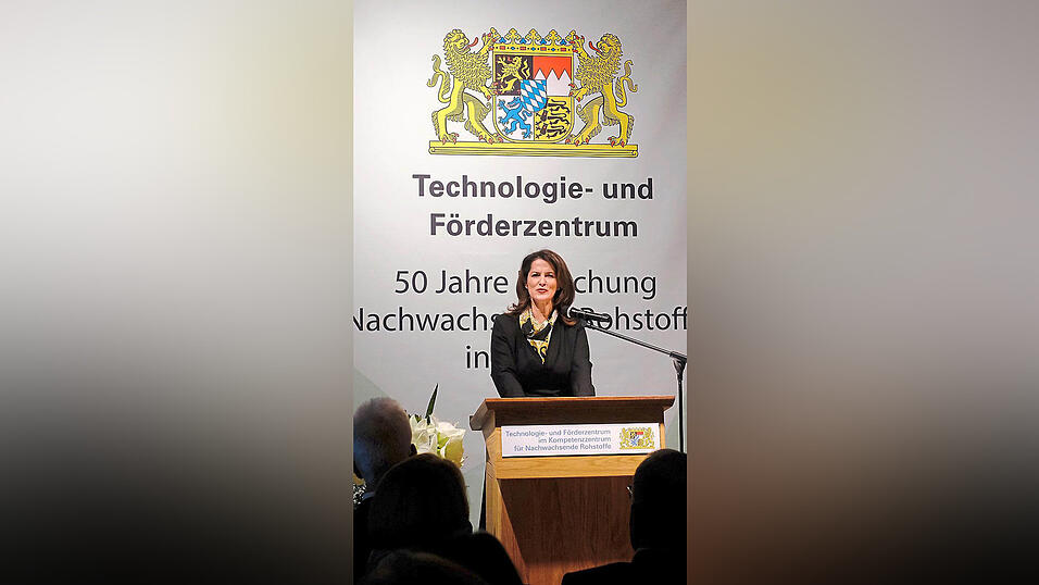 Michaela Kaniber, Bayerische Staatsministerin für Ernährung, Landwirtschaft und Forsten, hielt die Festrede. Michaela Kaniber, Bayerische Staatsministerin für Ernährung, Landwirtschaft und Forsten, hielt die Festrede.