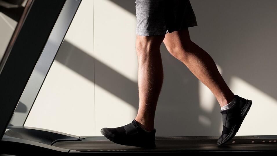 Ob es ein Fitnessger&auml;t zu Hause gibt, ist auch eine Frage des Geldes. (Symbolbild)