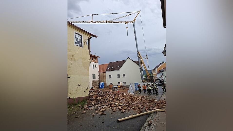 Auch ein Fachberater des THW ist vor Ort. Auch ein Fachberater des THW ist vor Ort.