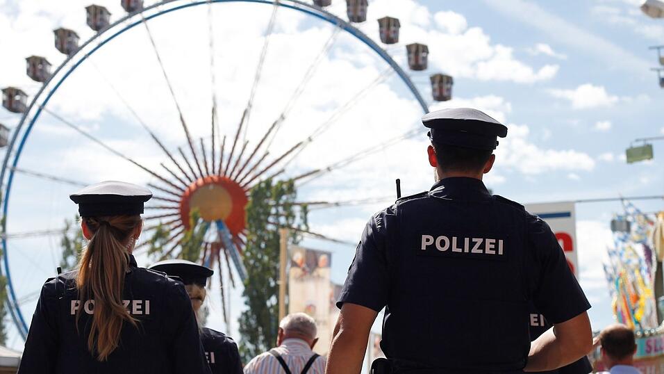 Straftaten bleiben&nbsp;rund um das G&auml;ubodenvolksfest&nbsp;nicht aus. Deshalb ist die Polizei in dieser Zeit gefordert. (Symbolbild)