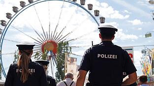Straftaten bleiben rund um das Gäubodenvolksfest nicht aus. Deshalb ist die Polizei in dieser Zeit gefordert. (Symbolbild) Straftaten bleiben rund um das Gäubodenvolksfest nicht aus. Deshalb ist die Polizei in dieser Zeit gefordert. (Symbolbild)