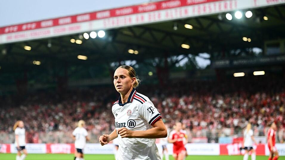 Bayern-Spielerin Klara Bühl freut sich auf den Start der Champions League. Bayern-Spielerin Klara Bühl freut sich auf den Start der Champions League.