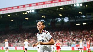 Bayern-Spielerin Klara B&uuml;hl freut sich auf den Start der Champions League.