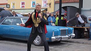 Mike Bender als Elvis