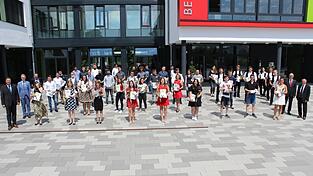 &Uuml;ber Ehrungen durften sich 45 erfolgreiche Abshlusssch&uuml;ler der Berufsschule freuen.