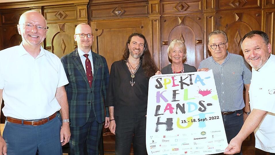 Oberbürgermeister Alexander Putz, Theatermacher Thomas Ecker, Künstler Estas Tonne, Organisatoren Ingrid und Martin Hilz sowie Sponsor Olaf Minet (von links) präsentieren das Plakat zum Straßenkünstlerfestival. Oberbürgermeister Alexander Putz, Theatermacher Thomas Ecker, Künstler Estas Tonne, Organisatoren Ingrid und Martin Hilz sowie Sponsor Olaf Minet (von links) präsentieren das Plakat zum Straßenkünstlerfestival.