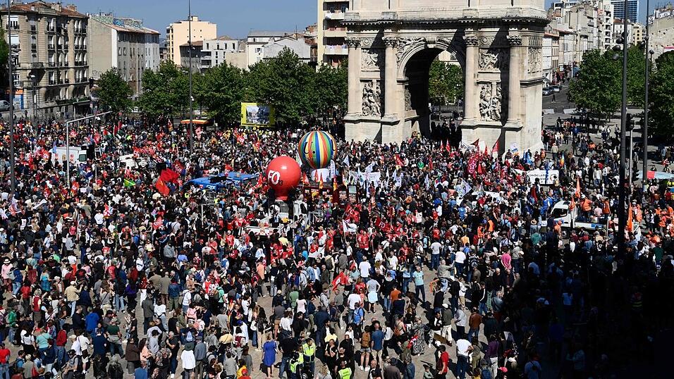 Die im Frühjahr 2023 ohne Abstimmung durchs Parlament durchgebrachte Rentenreform hatte in Frankreich zu monatelangen Massenprotesten geführt. Die Regierung hat auf den massiven Druck hin Mitte dieses Jahre svorerst ausgesetz.