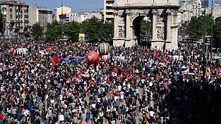 Die im Frühjahr 2023 ohne Abstimmung durchs Parlament durchgebrachte Rentenreform hatte in Frankreich zu monatelangen Massenprotesten geführt. Die Regierung hat auf den massiven Druck hin Mitte dieses Jahre svorerst ausgesetz.