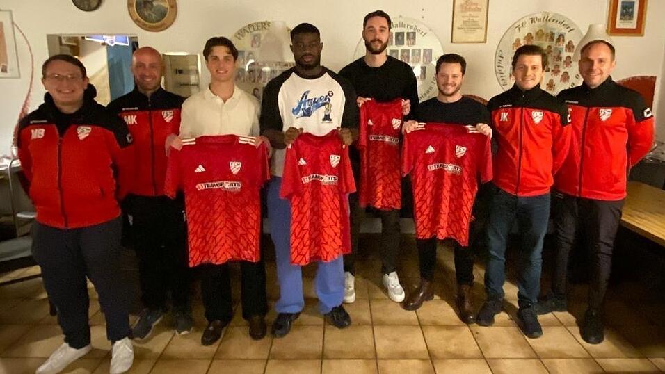 Freuen sich auf die Zusammenarbeit: (v.l.) Max Biedermann (Sportliche Leitung), Trainer Michael Kagerer, Samuel Hientz, Samuel Atto, Christian Weichselgartner, Tim Boros sowie Julian Krebs und Stefan Ertl (beide Sportliche Leitung).