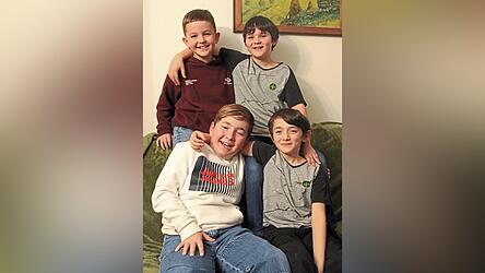 Beste Freunde, sagen die Kids, sind sie. Zusammen haben sie ein Leben gerettet. Der damals achtjährige Noah Mild aus Vilsbiburg (vorne rechts) sprang im März 2025 einem Vierjährigen in einen Weiher nach. Am Ufer barg Maximilian Moser (vorne links, damals elf) aus Kirchberg das Kind, während Zwillingsbruder Luka Mild (hinten rechts) Noah wieder heraushalf. Lorenz Moser (hinten links, damals sieben) unterstützte. Beste Freunde, sagen die Kids, sind sie. Zusammen haben sie ein Leben gerettet. Der damals achtjährige Noah Mild aus Vilsbiburg (vorne rechts) sprang im März 2025 einem Vierjährigen in einen Weiher nach. Am Ufer barg Maximilian Moser (vorne links, damals elf) aus Kirchberg das Kind, während Zwillingsbruder Luka Mild (hinten rechts) Noah wieder heraushalf. Lorenz Moser (hinten links, damals sieben) unterstützte.