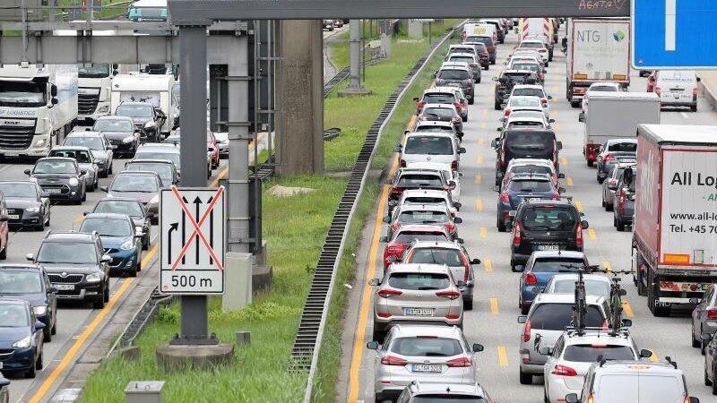 Fahrzeuge stehen auf einer Autobahn im Stau.
