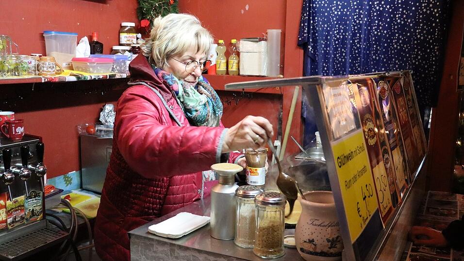 Hahns meistgebrauchte Zutat stapelt sich auch an der Rückwand ihrer Bude: Nutella. Hahns meistgebrauchte Zutat stapelt sich auch an der Rückwand ihrer Bude: Nutella.