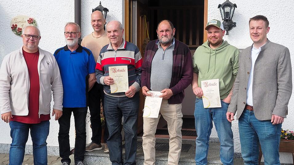 Die beiden Vorst&auml;nde Jochen Wiecha und Alois Weps (.) und B&uuml;rgermeister Johannes Vogl (r.) konnten etliche treue Mitglieder ehren: Oskar Knoblich, Alois Danzer, Ernst Hutter und Karl Wittenzellner (v.l.).