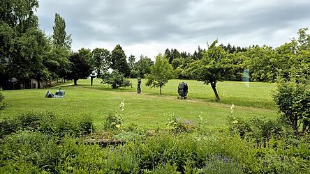 Eine Impression aus dem privaten Garten Oblaks. Ein Teil der Skulpturen ist k&uuml;nftig im Stadtpark zu bestaunen.