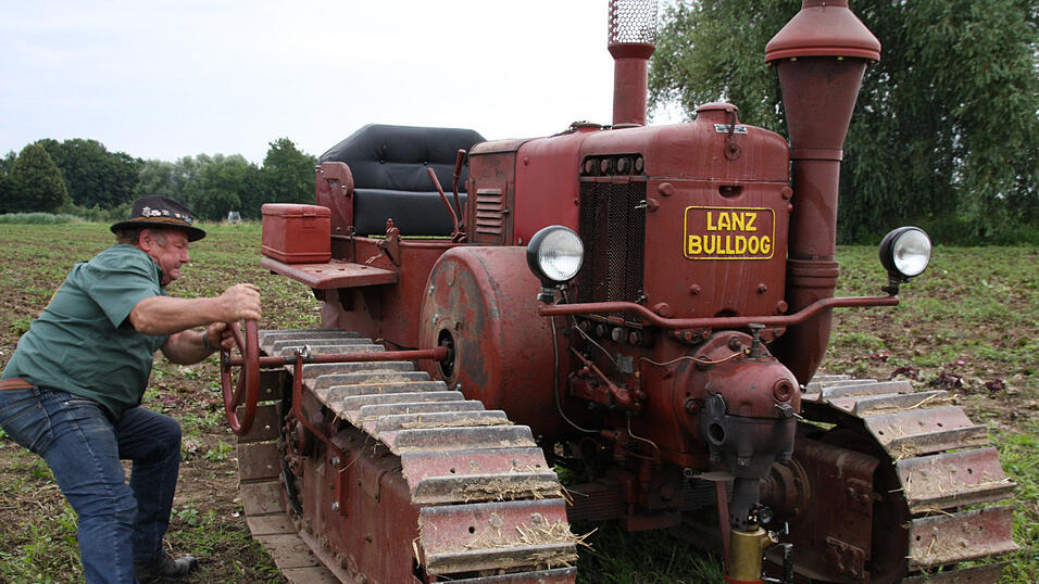 Xaver Brandhuber mit seinem Lanz-Raupen-Bulldog: Zum Anlassen wird das Lenkrad verwendet.