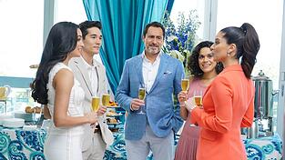 Noch ahnt Santiago Mendoza (Mitte) nicht, dass sein Familienleben im Luxushotel bald in Scherben liegt, weil dunkle Geheimnisse ans Tageslicht kommen. Noch ahnt Santiago Mendoza (Mitte) nicht, dass sein Familienleben im Luxushotel bald in Scherben liegt, weil dunkle Geheimnisse ans Tageslicht kommen.