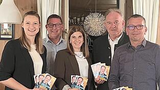 Der neue Vorstand mit den Gastrednern (v.l.): Annika Rank, Helmut Fichtner, Silvia Goldbrunner, Christian Nerb und Dieter Zeilmaier (es fehlt Martin Stadler). Der neue Vorstand mit den Gastrednern (v.l.): Annika Rank, Helmut Fichtner, Silvia Goldbrunner, Christian Nerb und Dieter Zeilmaier (es fehlt Martin Stadler).