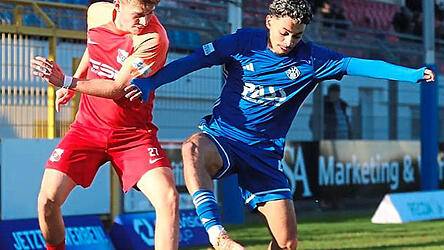 Lange zittern m&uuml;ssen die Hankofener - hier Abwehrspiele Lennard Stockinger (l.) - in Aschaffenburg. Am Ende siegen sie gl&uuml;cklich mit 1:0.