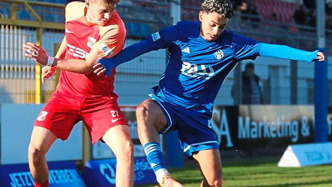 Lange zittern müssen die Hankofener - hier Abwehrspiele Lennard Stockinger (l.) - in Aschaffenburg. Am Ende siegen sie glücklich mit 1:0.