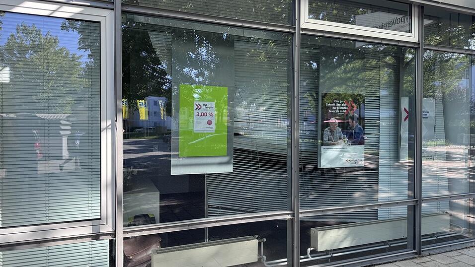 Die Jalousien wurden offenbar beschädigt. Was genau dahinter passiert ist, muss die Polizei nun ermitteln. Die Jalousien wurden offenbar beschädigt. Was genau dahinter passiert ist, muss die Polizei nun ermitteln.