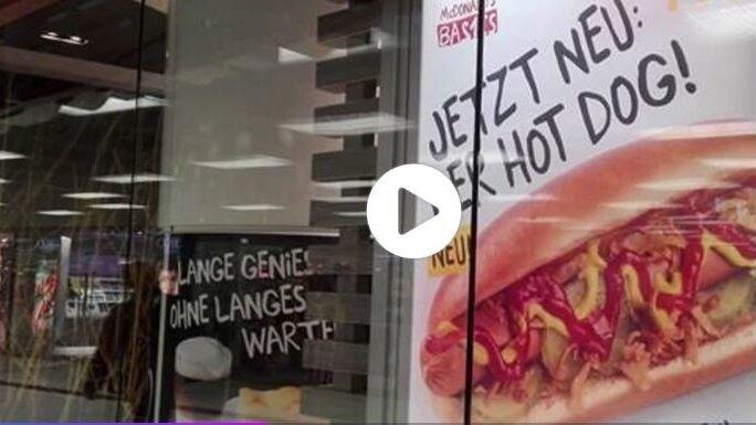 Wurst beim Burger-Riesen? Nach dem 'Nürnburger' mit fränkischen Würstchen, gibt's nun zu Textzwecken auch einen Hot Dog in ausgewählten Restaurants von McDonald's. Wurst beim Burger-Riesen? Nach dem 'Nürnburger' mit fränkischen Würstchen, gibt's nun zu Textzwecken auch einen Hot Dog in ausgewählten Restaurants von McDonald's.