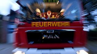 Die Einsatzkräfte der Feuerwehr befreiten die Frau aus dem Aufzugschacht. (Symbolbild)