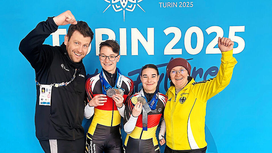Trainer Simon Hildebrandt, Justin und Sophie Dziadek und Christine Pollnow in Turin. Pollnow ist die bayerische Cheftrainerin im Short Track.