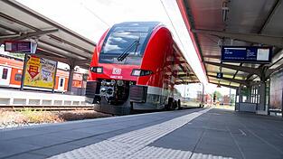 Die Zahl der Fahrgäste im Franken-Thüringen-Express hat sich laut Deutscher Bahn seit 2023 um elf Prozent erhöht. (Archivbild) Die Zahl der Fahrgäste im Franken-Thüringen-Express hat sich laut Deutscher Bahn seit 2023 um elf Prozent erhöht. (Archivbild)