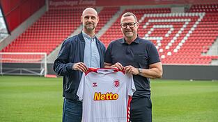 Sowohl im zwischenmenschlichen Bereich als auch fu&szlig;ballerisch-inhaltlich passe Sascha Hildmann (rechts) &bdquo;sehr gut&ldquo; zum SSV Jahn, meint Sportdirektor Alexander Schmalhofer.