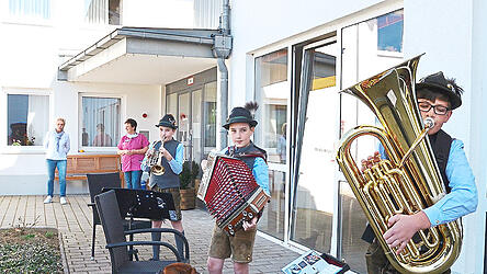 Die 'Wiesenter Hundsbuam' brachten große Freude ins Wiesenfeldener Seniorenheim Rosenium.