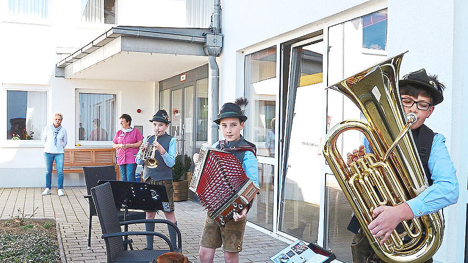 Die 'Wiesenter Hundsbuam' brachten große Freude ins Wiesenfeldener Seniorenheim Rosenium. Die 'Wiesenter Hundsbuam' brachten große Freude ins Wiesenfeldener Seniorenheim Rosenium.
