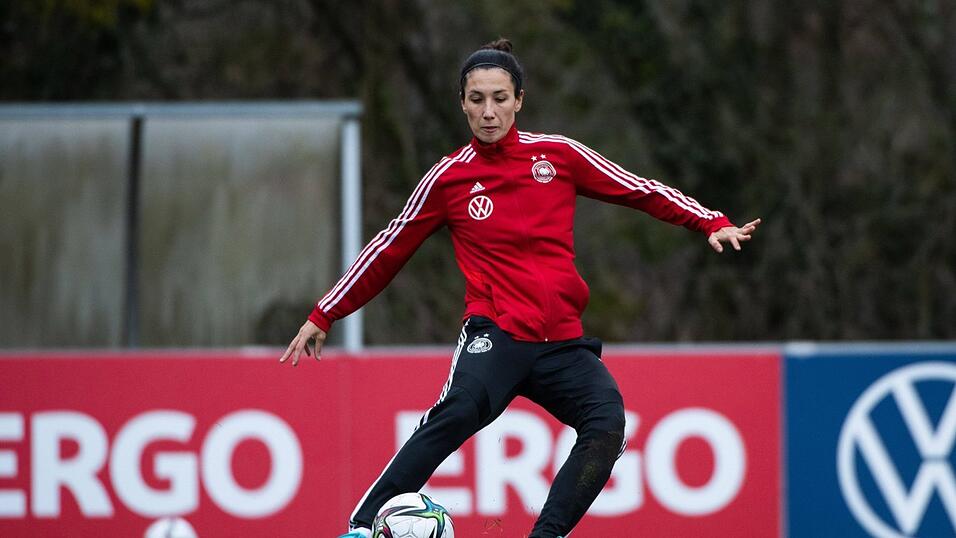 Unsere Nummer 23: Abwehrspielerin Sara Doorsoun / Eintracht Frankfurt / 36 Länderspiele / 1 Tor Unsere Nummer 23: Abwehrspielerin Sara Doorsoun / Eintracht Frankfurt / 36 Länderspiele / 1 Tor