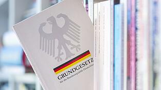 Zentrale Werte als Grundlage: das Grundgesetz der Bundesrepublik. (Archivbild)