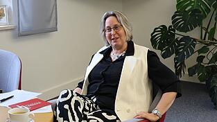 Prof. Michaela Wirtz beim Interview mit unserer Mediengruppe in ihrem Hochschulbüro.