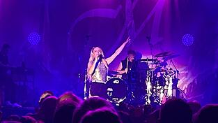 Es war eine perfekte Show, die die Österreicherin und ihre Band da auf die Bühne brachten. Es war eine perfekte Show, die die Österreicherin und ihre Band da auf die Bühne brachten.