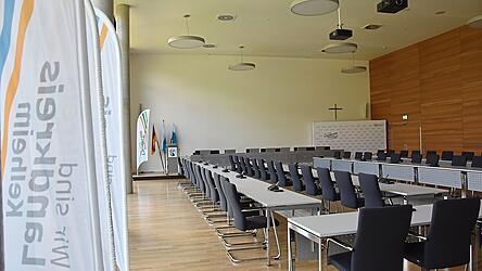 Am 15. Dezember wird der Kreistag im großen Sitzungssaal des Landratsamtes den Haushalt 2026 beraten. Die finanzielle Lage des Landkreises Kelheim bleibt angespannt.