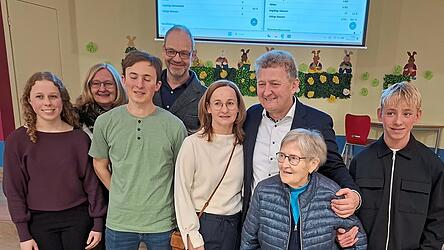 Geteilte Freude: B&uuml;rgermeister Josef Beham im Familienkreis