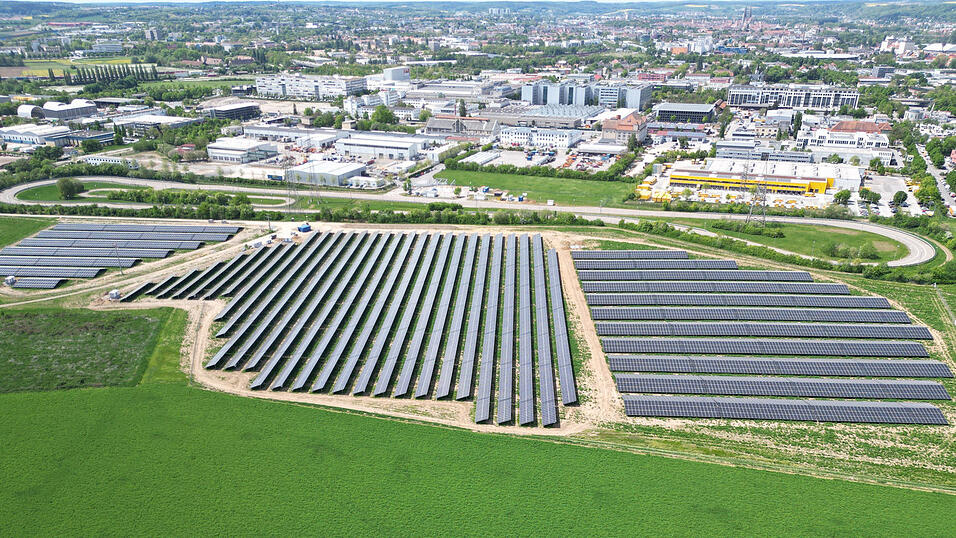 Auf mehr als zehn Hektar Land produzieren Photovoltaikanlagen Strom f&uuml;r Aumovio, Siemens und Schaeffler.