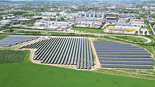 Auf mehr als zehn Hektar Land produzieren Photovoltaikanlagen Strom für Aumovio, Siemens und Schaeffler. Auf mehr als zehn Hektar Land produzieren Photovoltaikanlagen Strom für Aumovio, Siemens und Schaeffler.