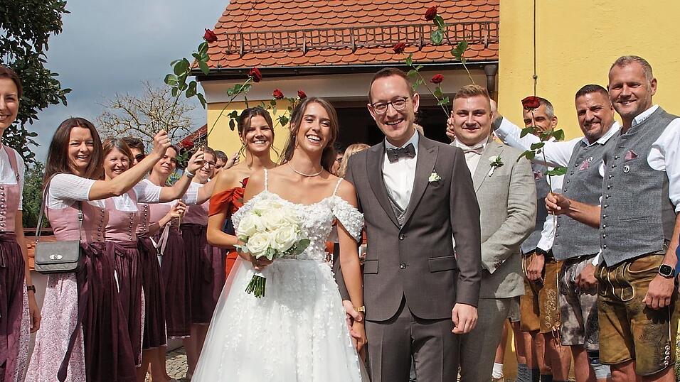 Jessica und Andreas Gröschl gaben sich das kirchliche Ja-Wort. Der Weg aus der Kirche führte durch ein Rosenspalier des SV Sarching und im Anschluss durch das Spalier der Sari-Wari-Faschingsgesellschaft. Jessica und Andreas Gröschl gaben sich das kirchliche Ja-Wort. Der Weg aus der Kirche führte durch ein Rosenspalier des SV Sarching und im Anschluss durch das Spalier der Sari-Wari-Faschingsgesellschaft.