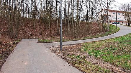 LZ-Leser Franz Kirchmeier w&uuml;rde sich w&uuml;nschen, dass der Fu&szlig;- und Radweg am Rakocziweg nicht zum 'Schmiedlacker' f&uuml;hrt (links), sondern unter 'Am Schmiedlacker' hindurch. &Auml;hnlich wie zur Marienkapelle am Beginn des Weges (rechts) k&ouml;nnte seiner Meinung nach so eine Untertunnelung aussehen. Das Tiefbauamt hat aber andere Pl&auml;ne f&uuml;r den Rakocziweg.